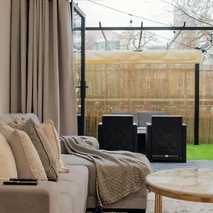 https://unique-3bd-flat-king-size-bed.cambridgehotelsuk.com